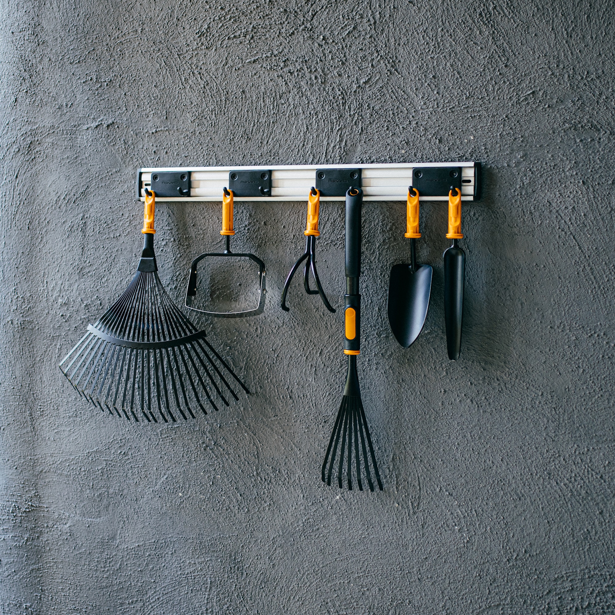 1082705_Fiskars_OneClick_Storage_Hanger_Environmen