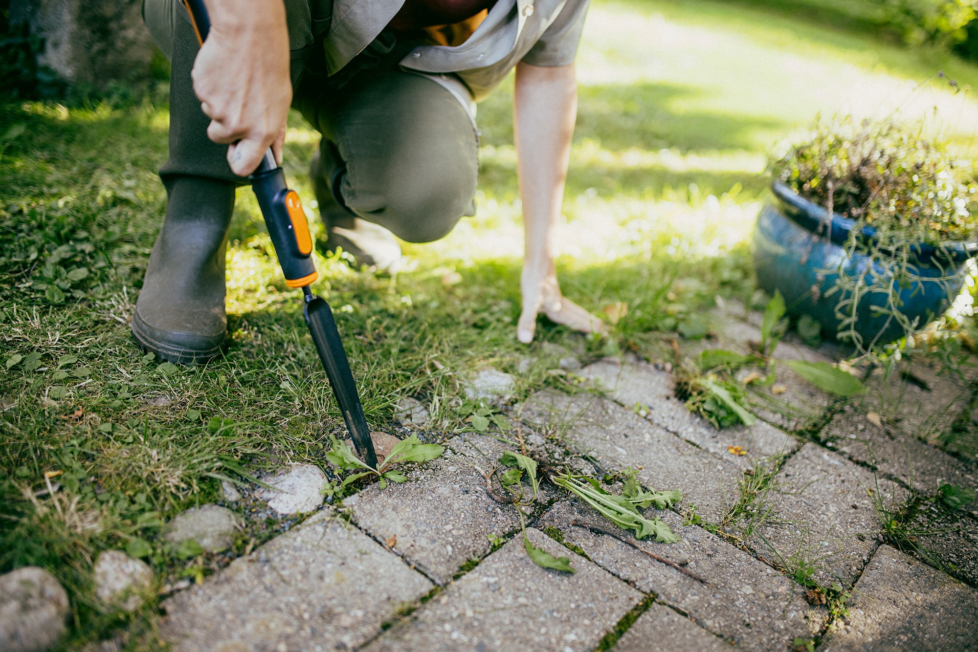 1080694_Fiskars_OneClick_Weed_Extractor_action_02.