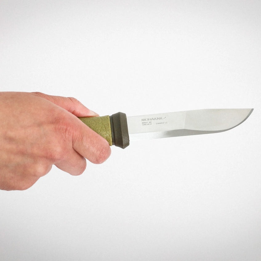Mora_2000_Green_Knife_Hand_e0bcff7b-f2b5-41d8-890a