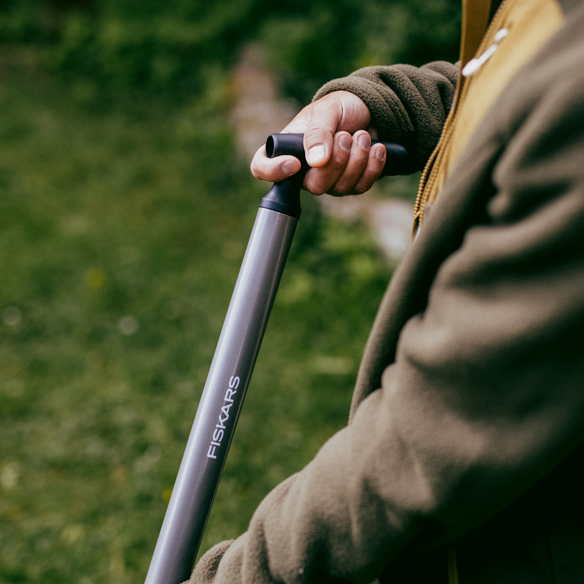 1080409_Ergonomic_Weed_Puller_in_use_9_1x1.jpg