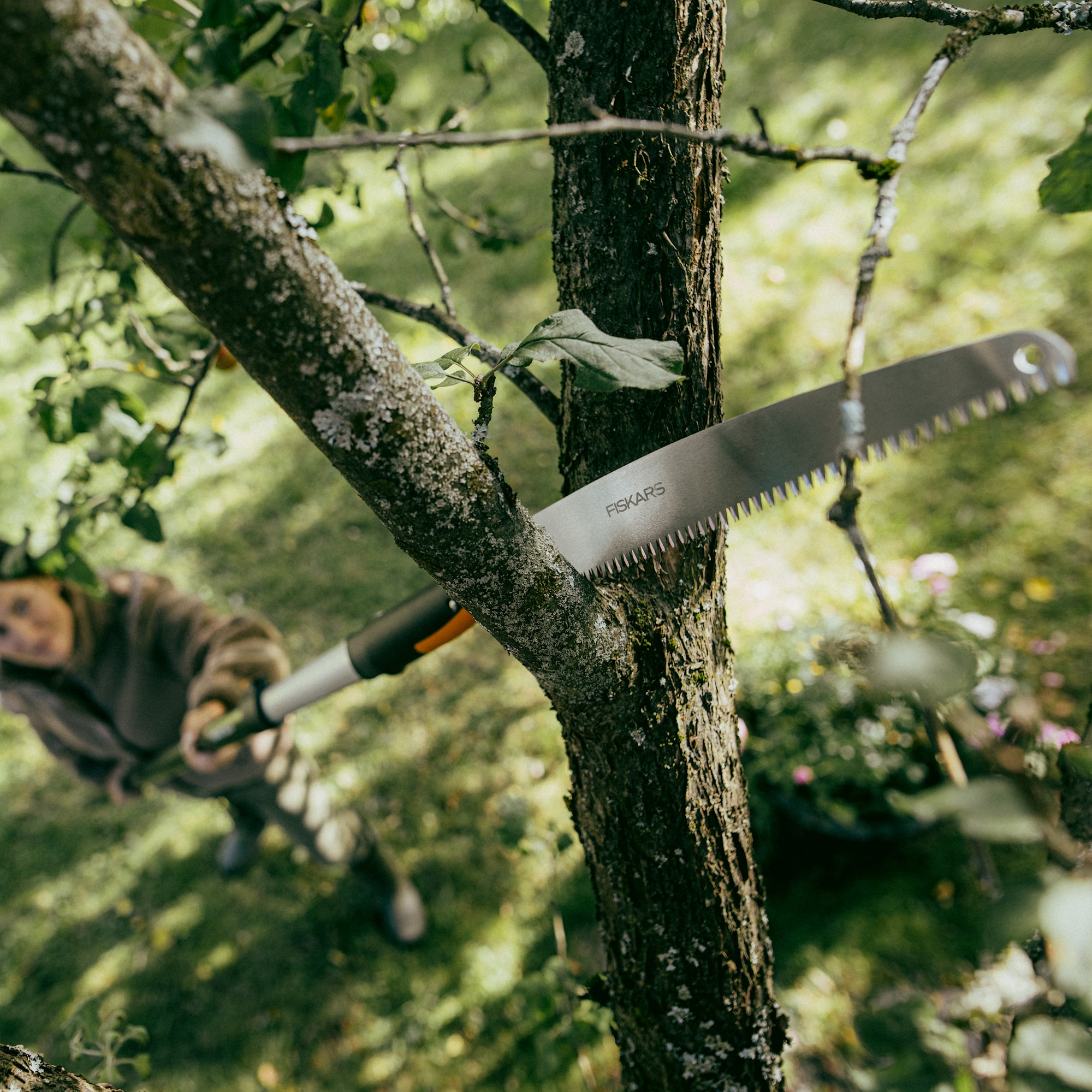 1080691_Fiskars_OneClick_straight_Saw_action_01_1x