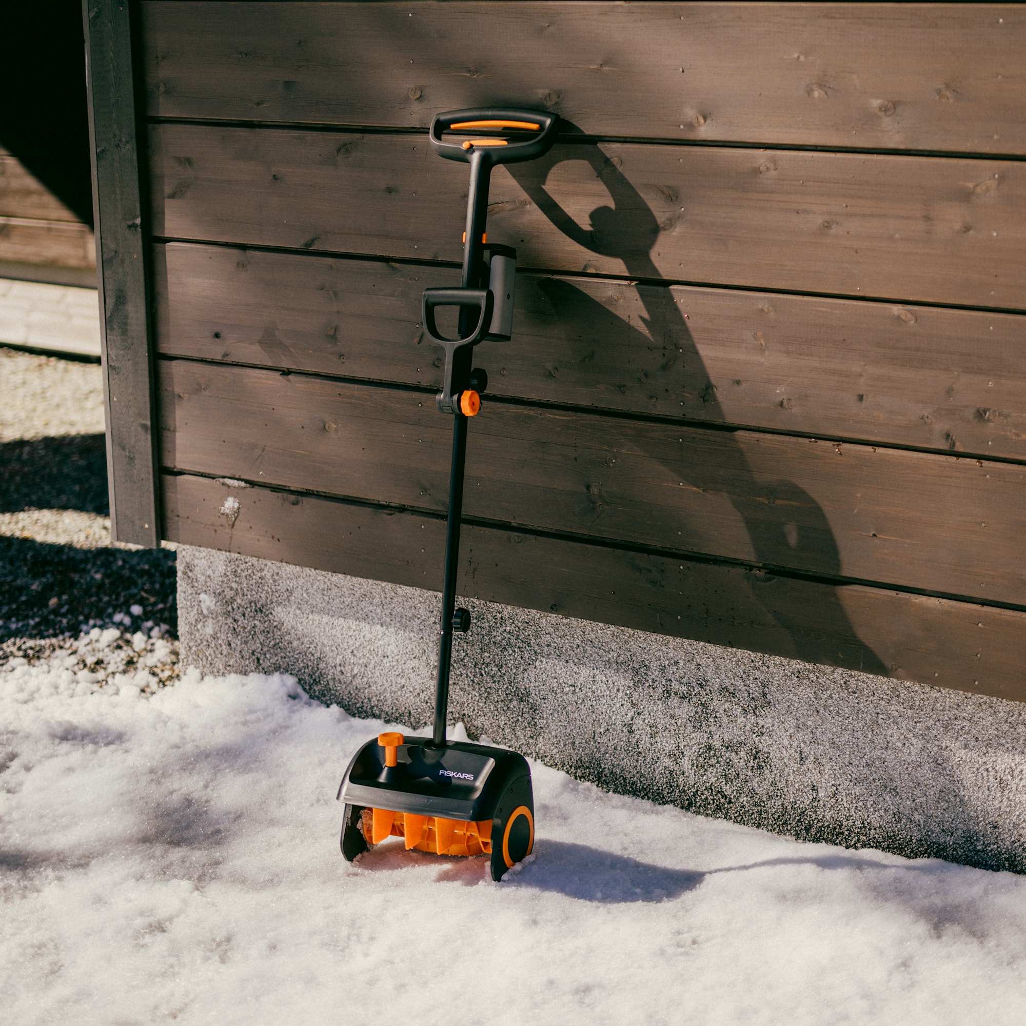 1087287_eSnow_Shovel_Environment_01_1x1.jpg