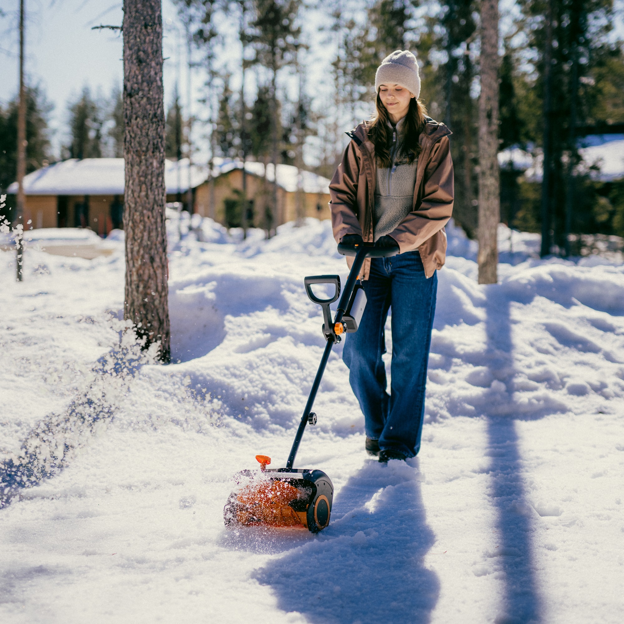 1087287_eSnow_Shovel_Action_Clearing_walkway_01_1x