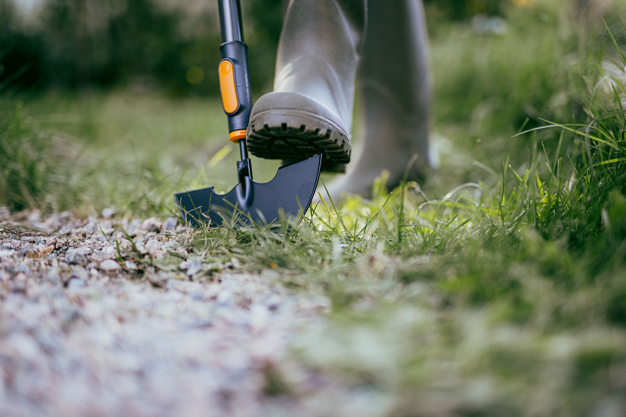 1080689_Fiskars_OneClick_Lawn_Edger_action_01.jpg