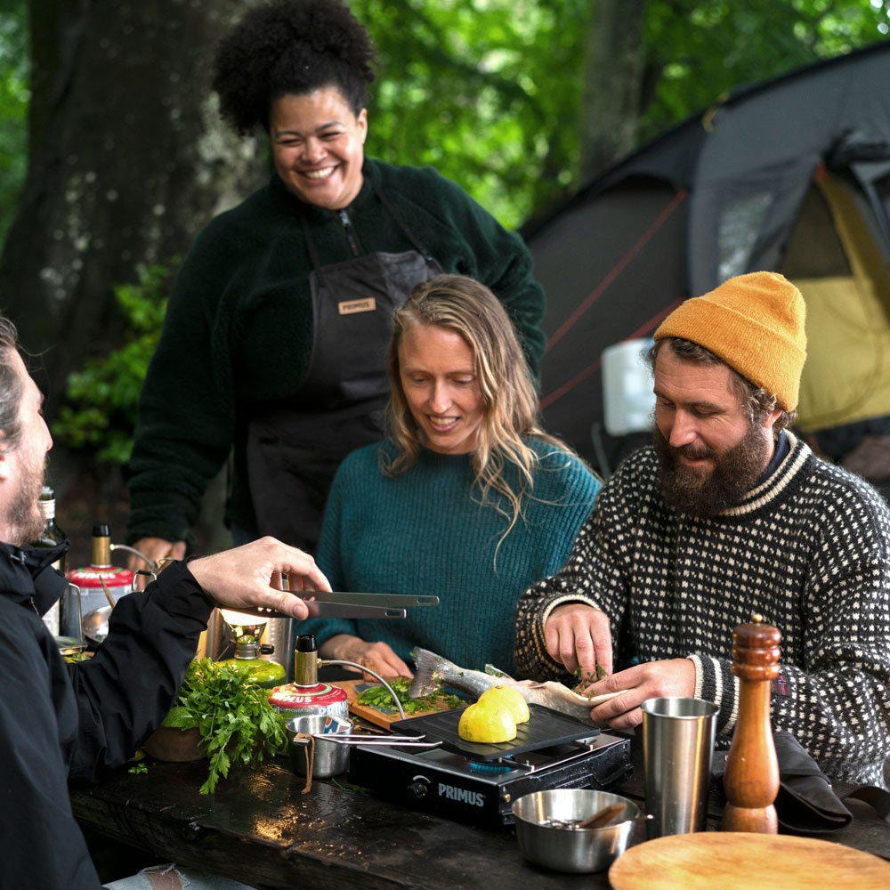 Kopia-av-P350170_Moja-Stove_Social-Cooking-Camping