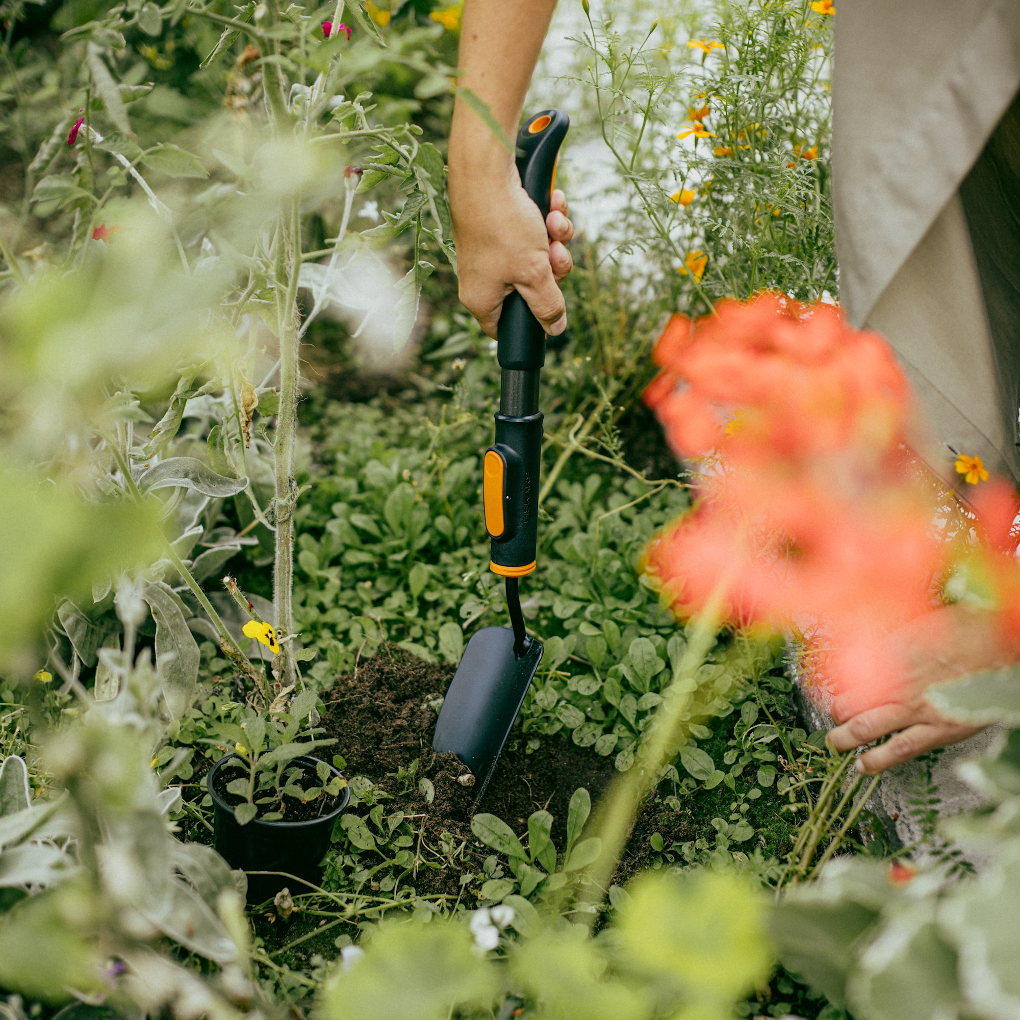 1080693_Fiskars_OneClick_Trowel_action_02_1x1.jpg