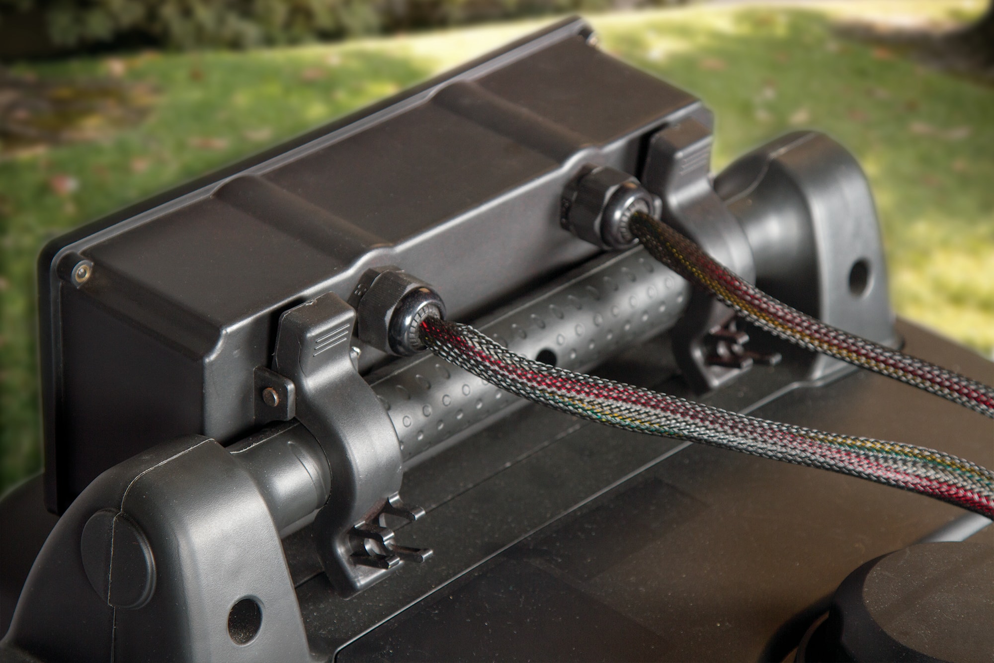 Champion_Parallel-Kit_75500i-Clipped-onto-inverter