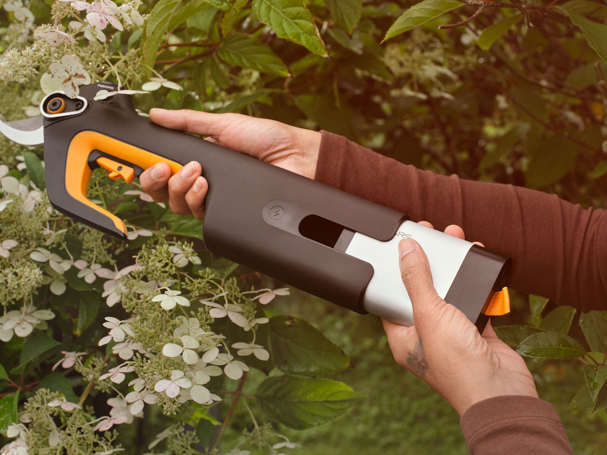 1082298_Fiskars_Power_ePruner_L_bypass_in_use_02_G