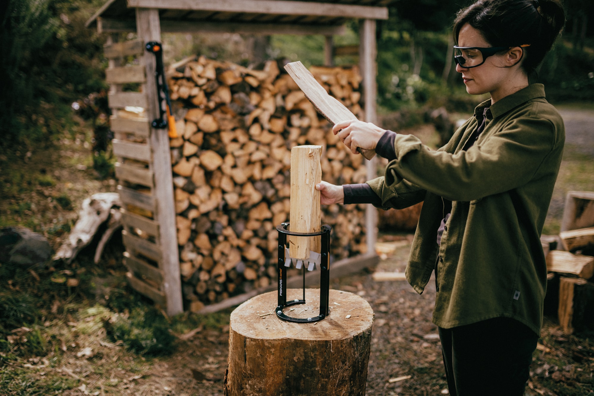 1079157_Fiskars_Xseries_Kindling_maker_S_Action_02