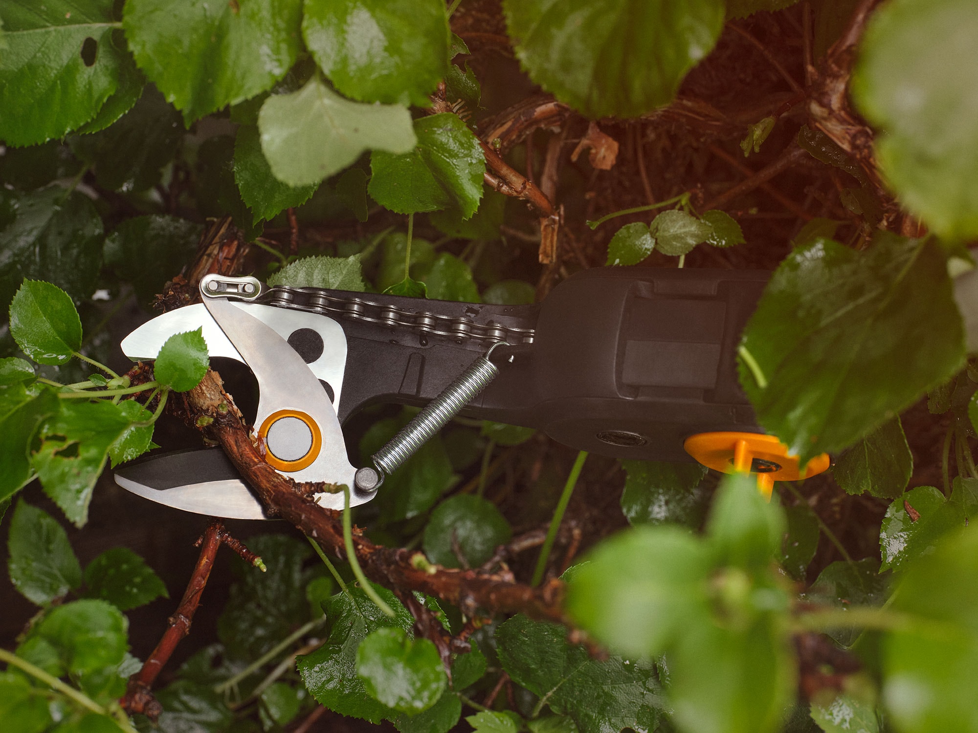 1082299_Fiskars_Power_eLopper_bypass_in_use_02_Glo