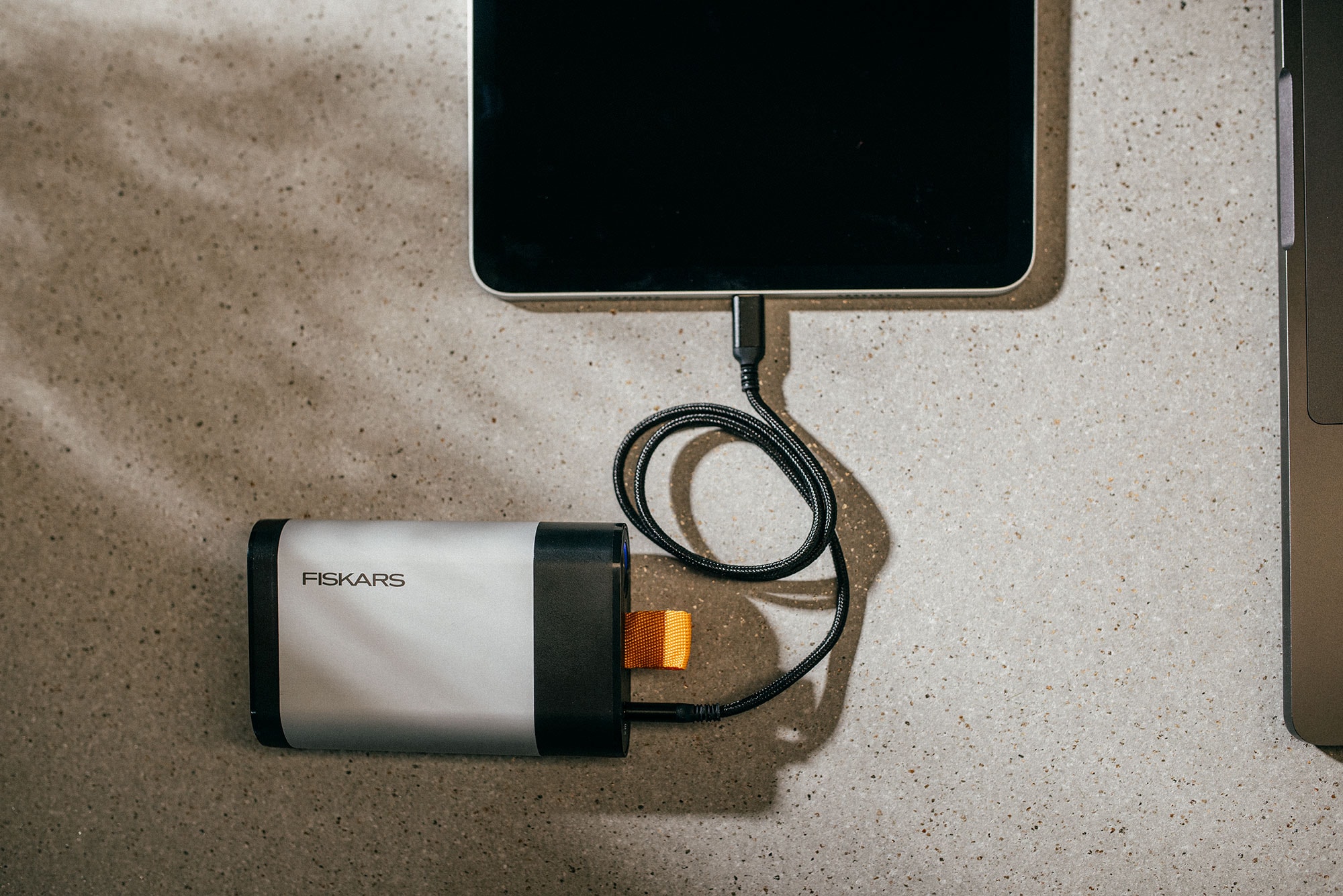 1082341_1082342_Fiskars_Battery-12V-4Ah_environmen