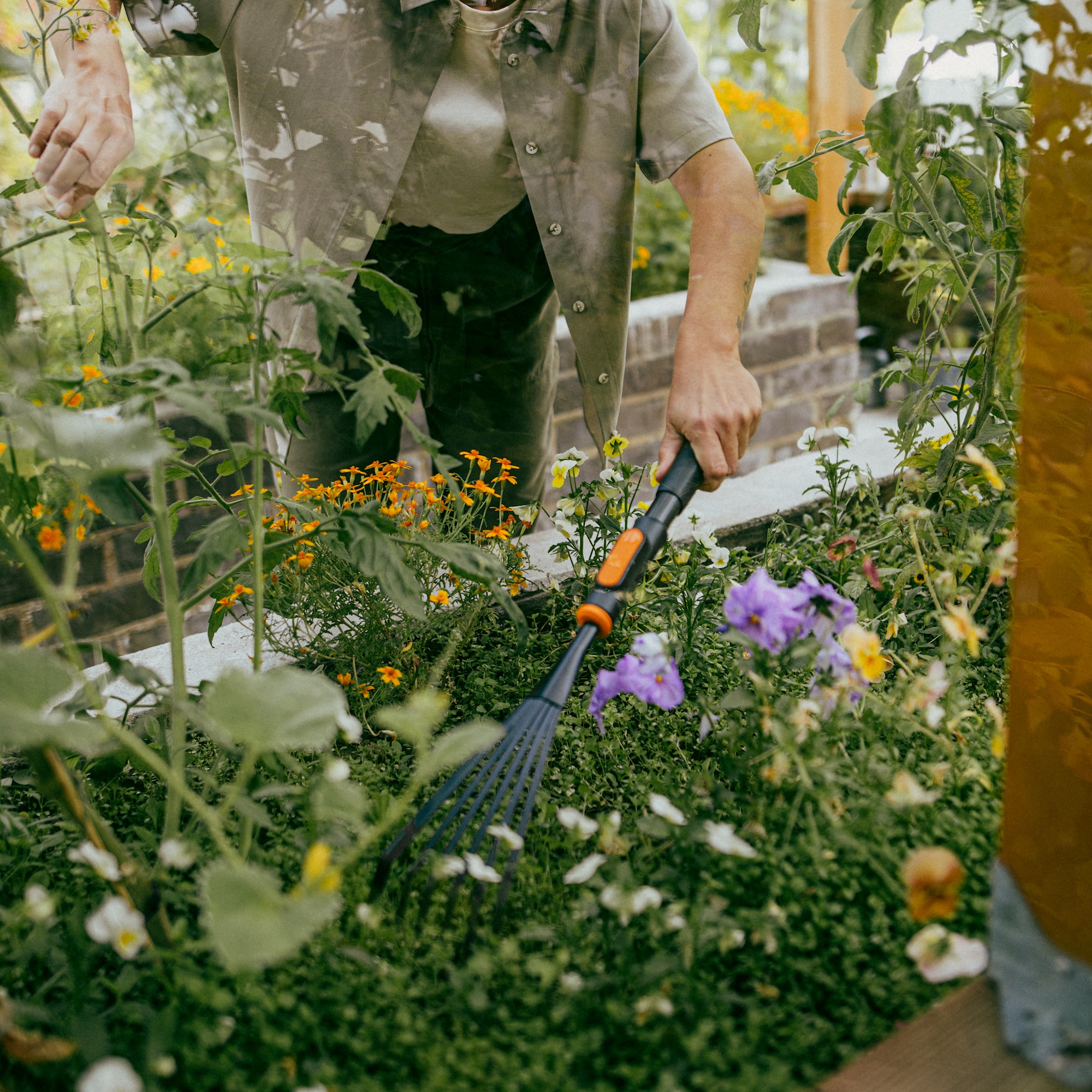 1080682_Fiskars_OneClick_Flower_Rake_action_02_1x1