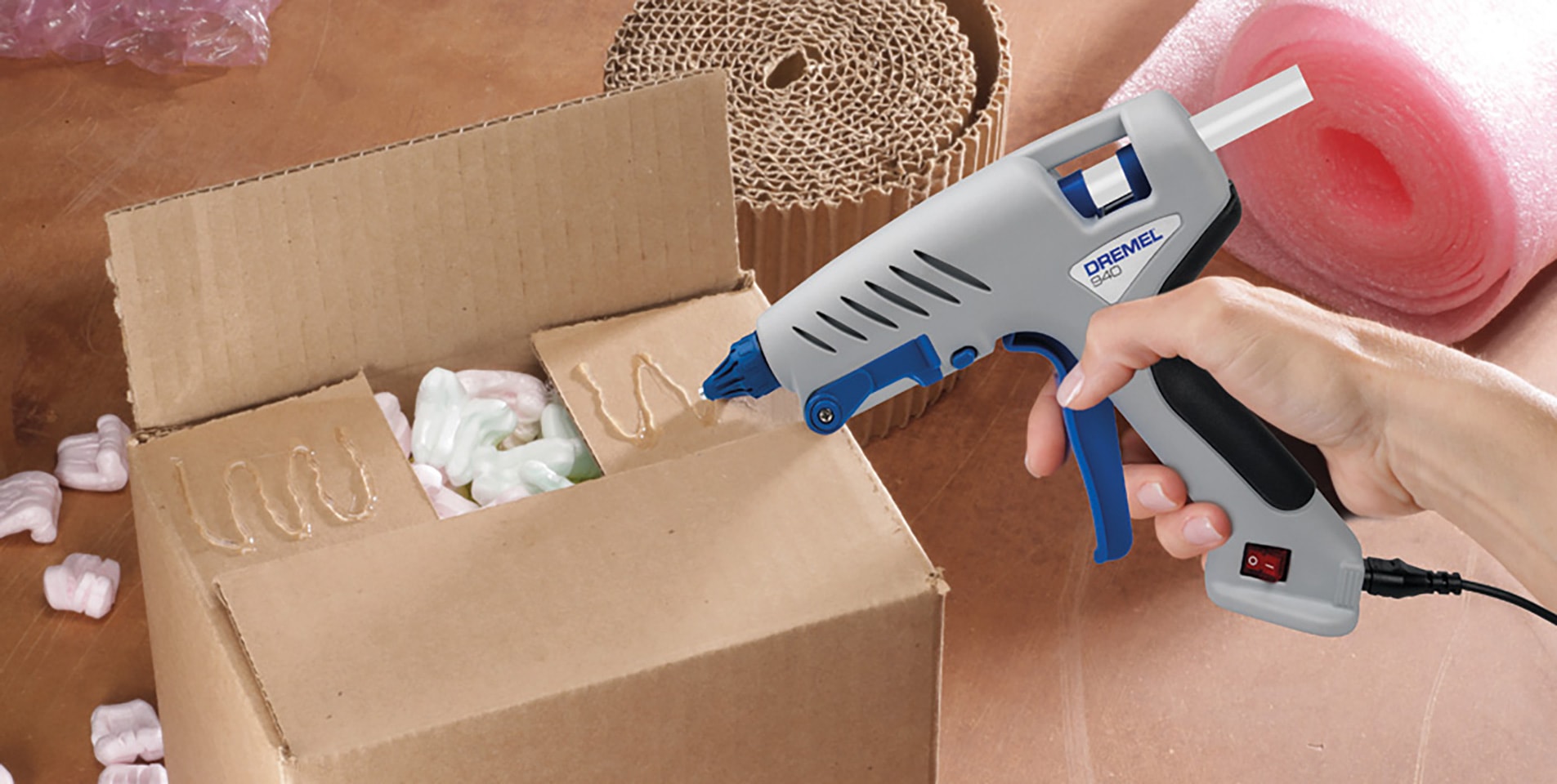 Можно ли термопистолетом. Клеевой пистолет Dremel Glue Gun 940-3 f0130940jc. Клеевой пистолет дремель 940. Высокотемпературный клеевой пистолет Dremel 940 f0130940jc. Пистолет клеевой Dremel 940-3.