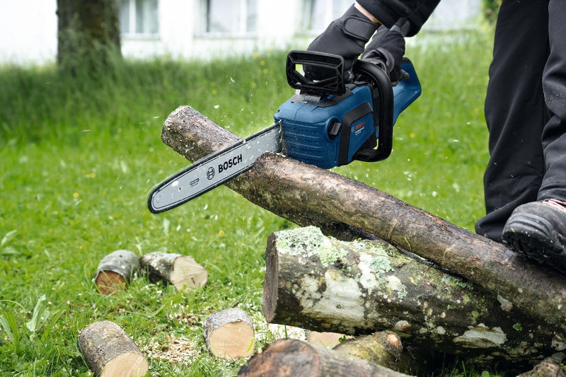 gke_18v-40_application_outdoor_log_ground_close_up