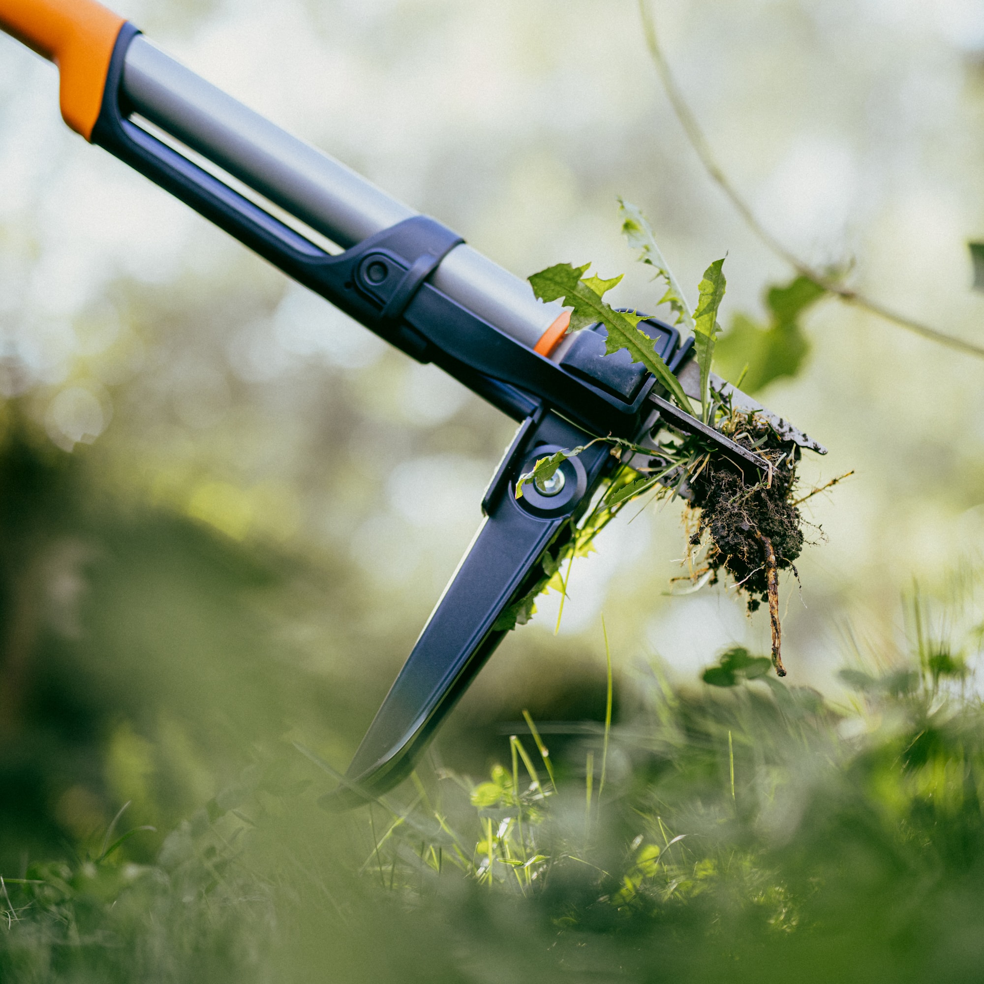 1080409_Fiskars_Ergonomic_Weedpuller_action_03_1x1