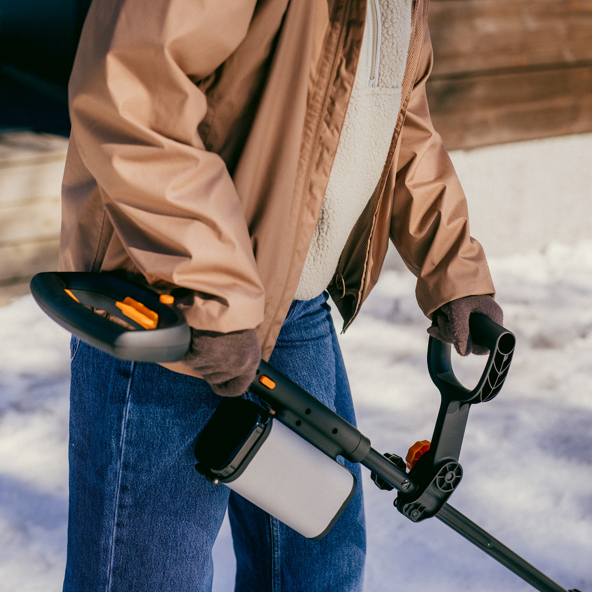 1087287_eSnow_Shovel_Action_Shaft_handle_position_